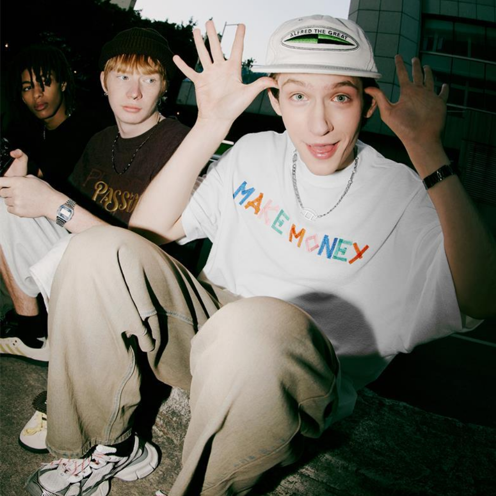 Contrast Letter Embroidered T-shirt