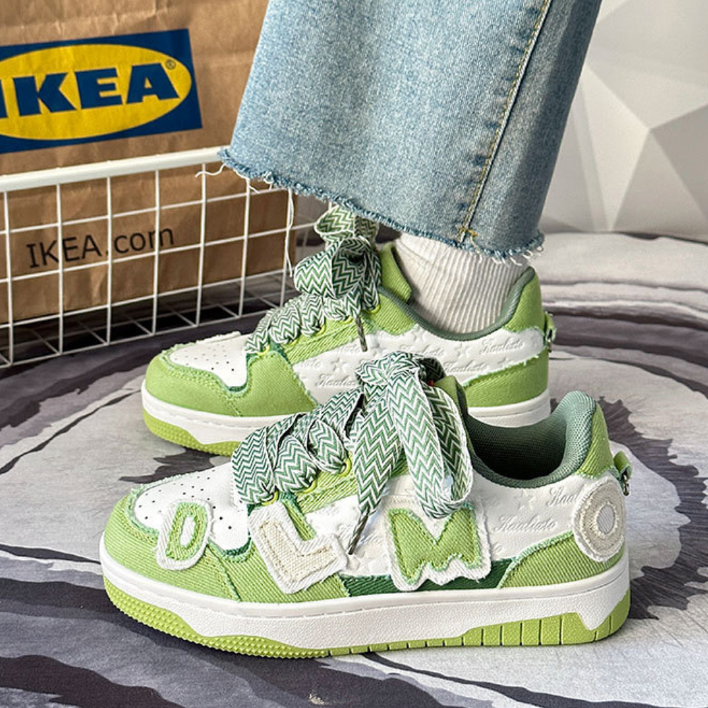 Retro Wide Lace Letter Patch Shoes