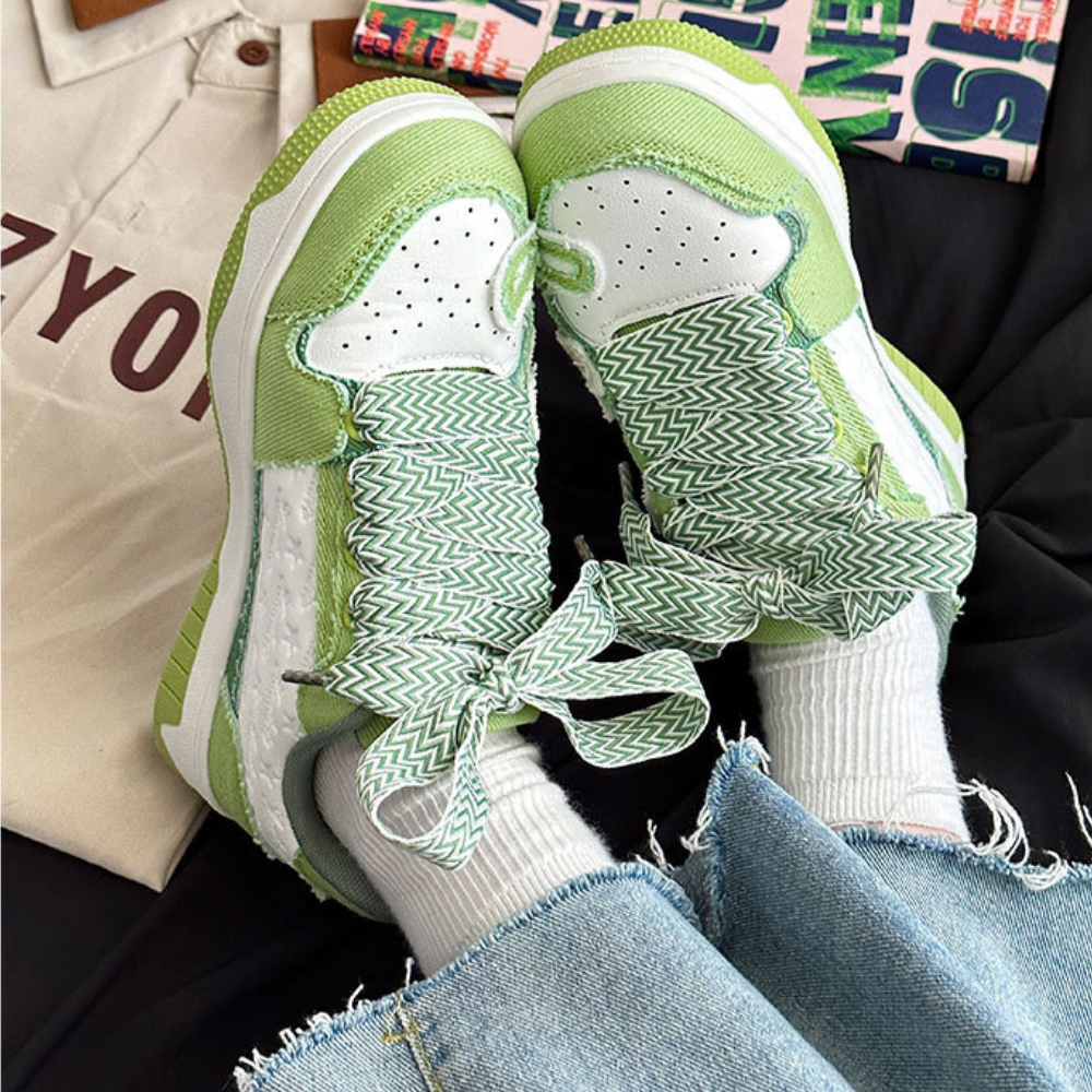 Retro Wide Lace Letter Patch Shoes